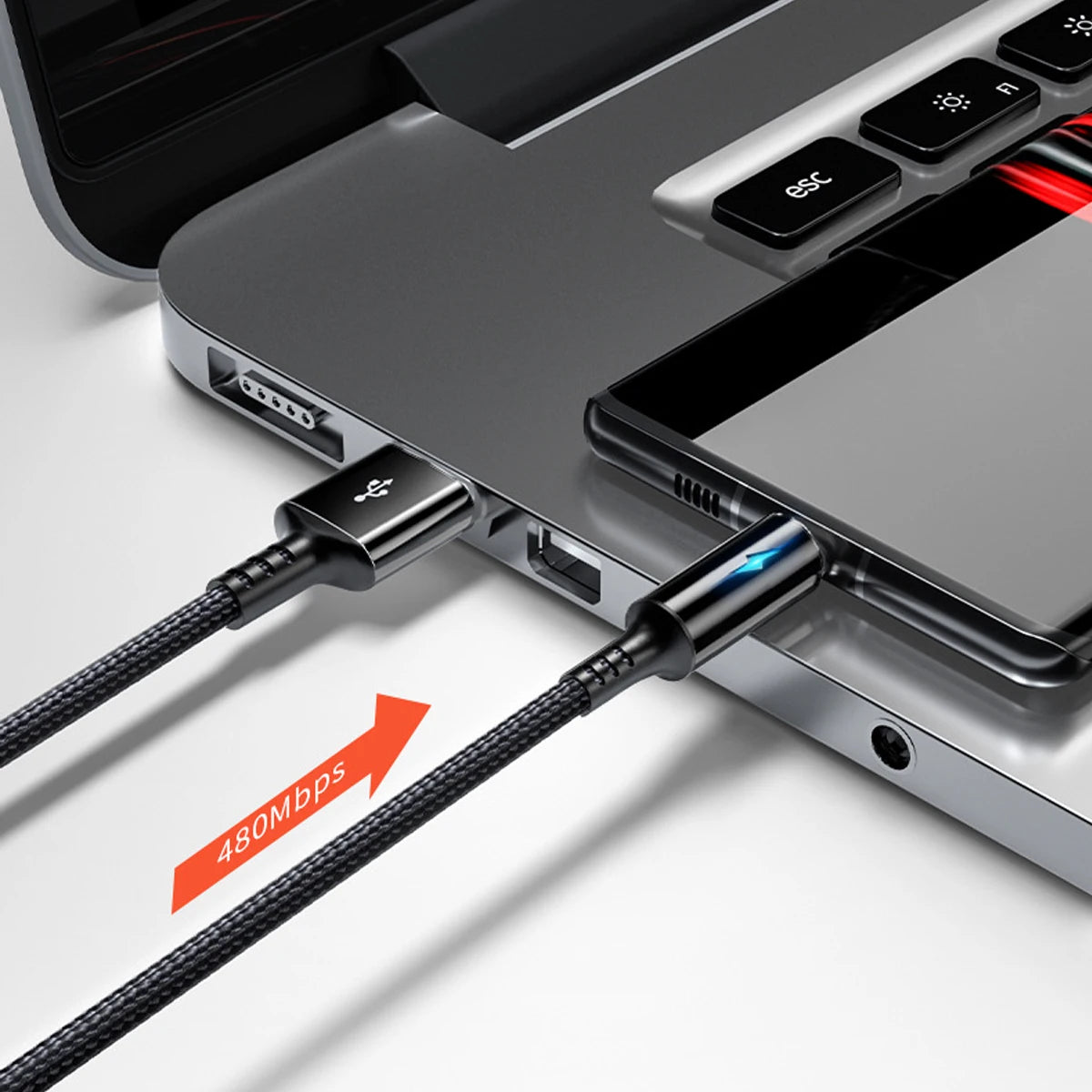 Braided cable charging a laptop from a power bank